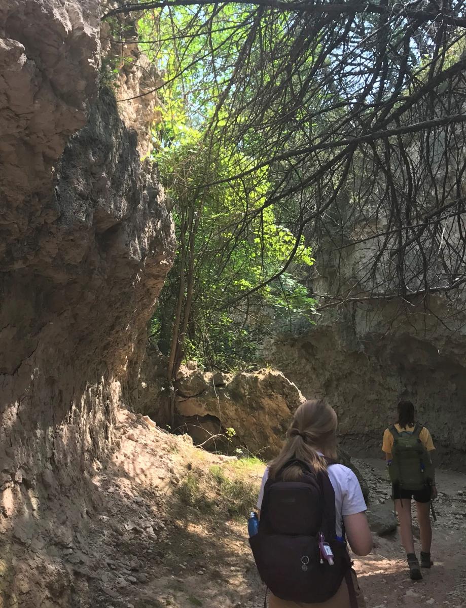 Photo students walking through canyon bottom