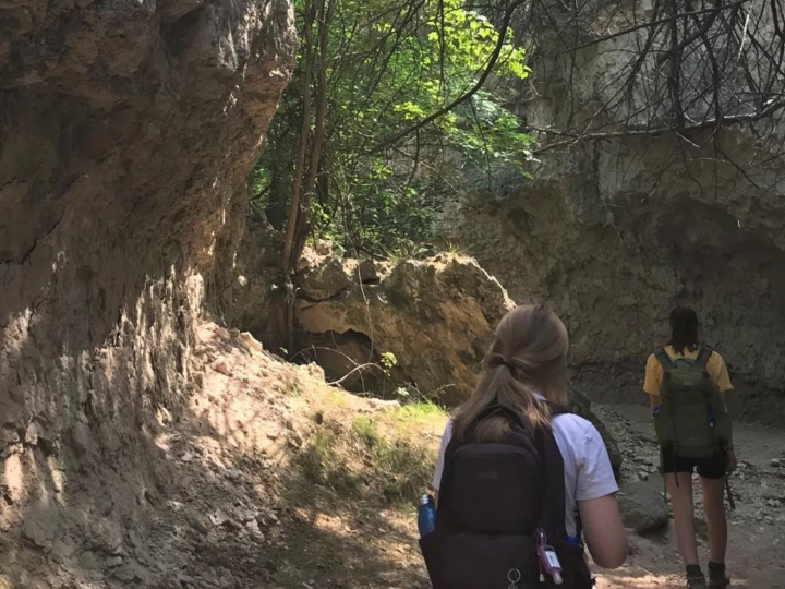 Photo students walking through canyon bottom